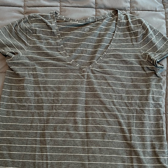 4 LULULEMON short sleeve tees - Picture 3 of 6